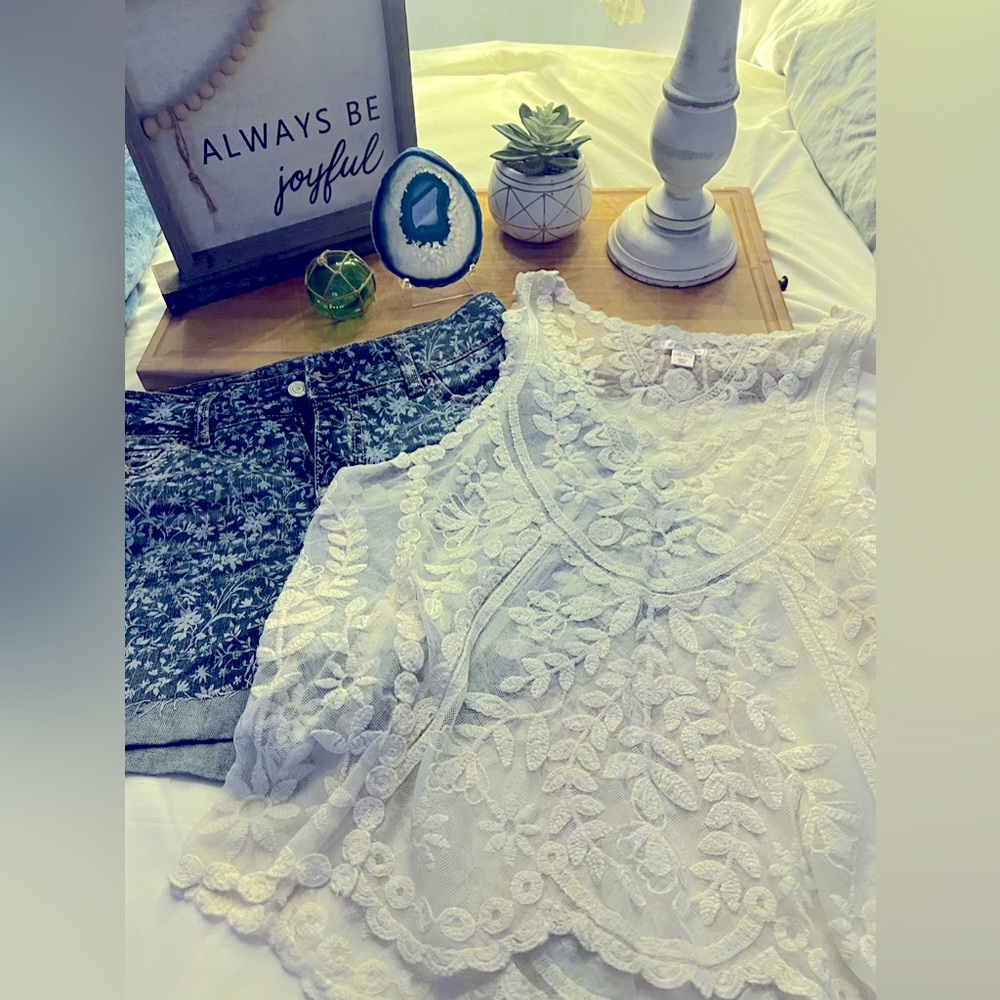 This is a cute jean short & lace flowing top.